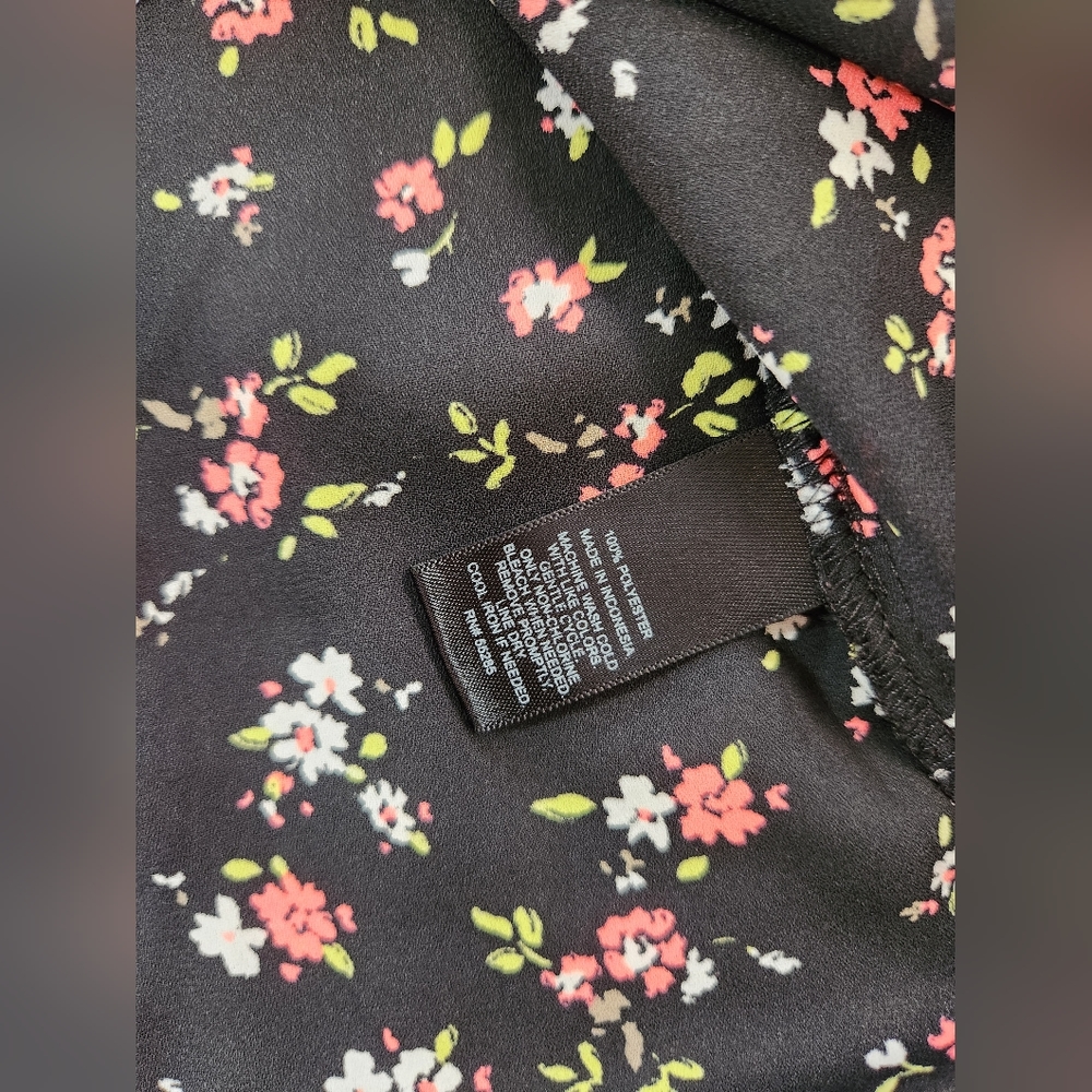 Express Black Multicolor Flower Pattern Sleevess … - image 6